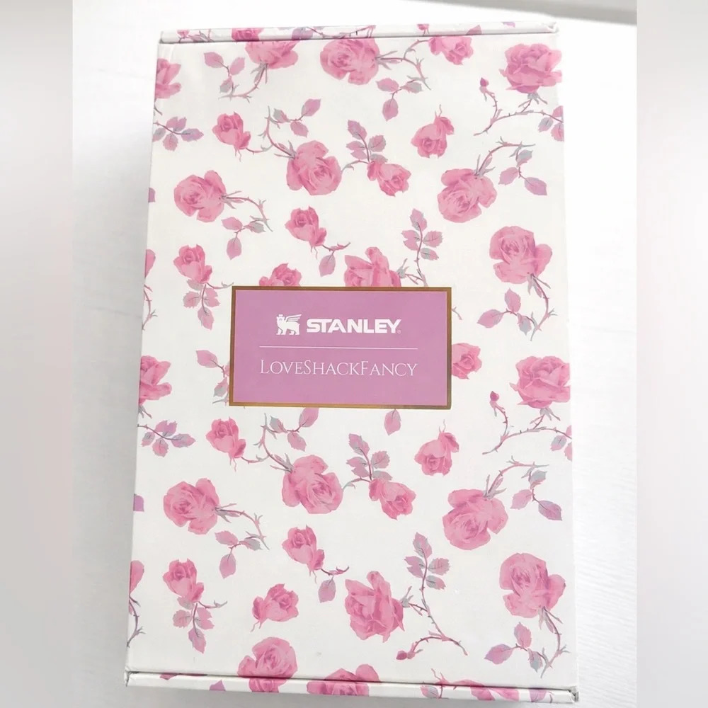 Stanley x LoveShackFancy 40oz Quencher H2.0 Ribbon Rosa Tumbler - Picture 4 of 5